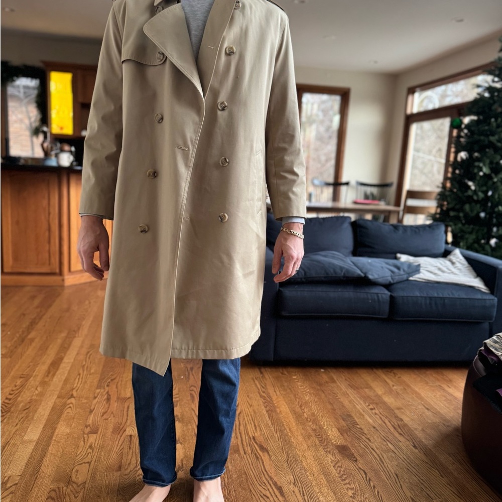 Tan Classic Trench Coat with Double-Breasted Closure and Wide Lapels